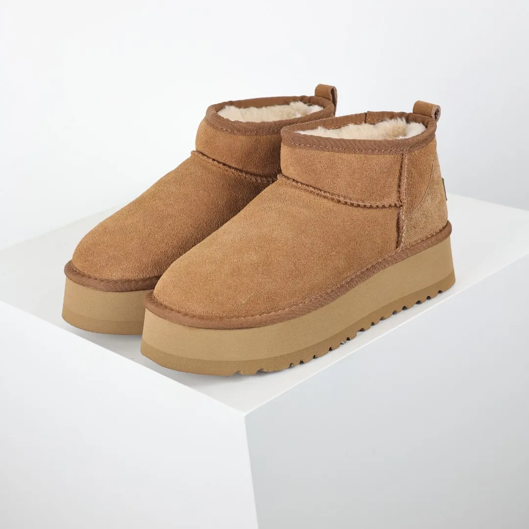 Pick up locally 💰440 The core recommendation is good price E4 UGG Thick-soled short style Zhou Dongyu and Wang Yibo's same series Xiaohongshu popular model Henan Longfeng leather production Cashmere insole is a very suitable choice for keeping warm in winter when going out and at home. In the new year, uug launched a style series, which is partially geared towards the preferences of young consumers and has also been at the forefront of fashion trends. Shoe body material UGGPURE™ implanted wool insole Lightweight non-slip and comfortable rubber outsole With brand LOGO and complete packaging Size: 35 36 37 38 39 40